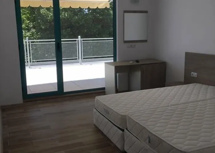 Готель Largo 2*